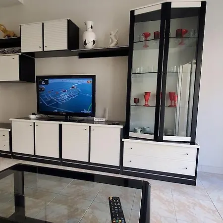 游艇俱乐部附近独立公寓 Apartment *